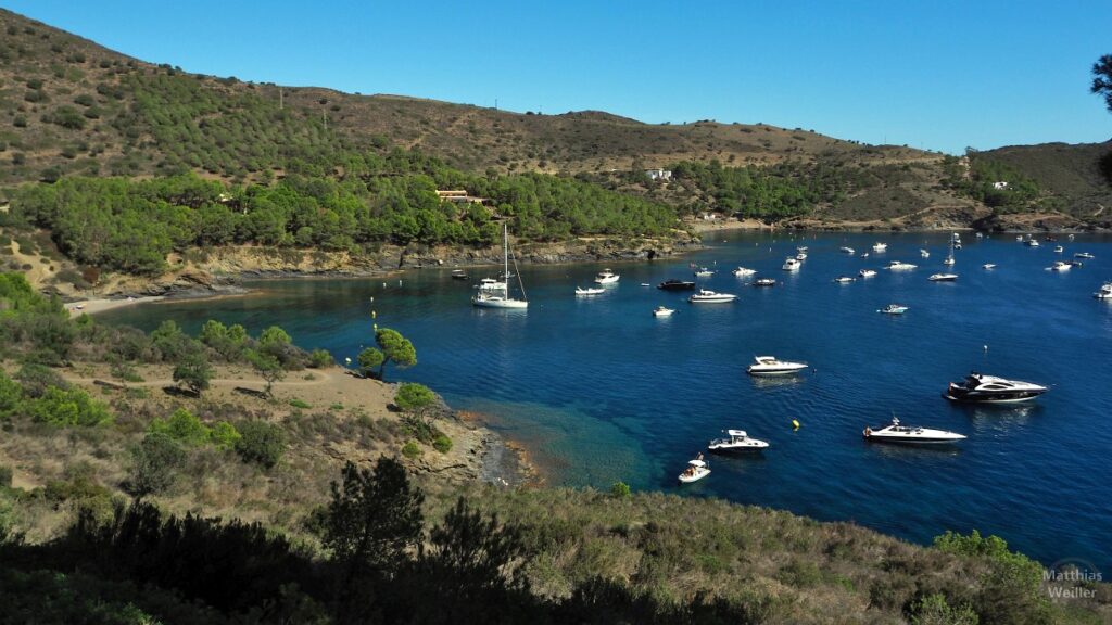 Bucht mit blauem Meer und Yachten, Cap de Creus