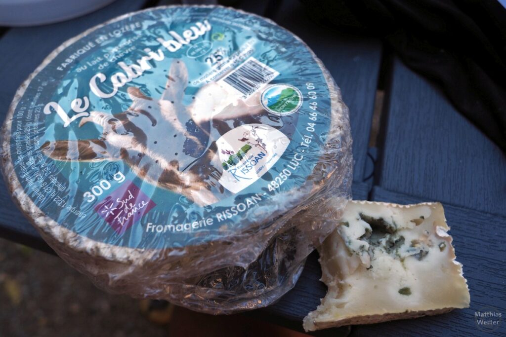 Ziegenblauschimmelkäse Le Cabri bleu - Fromagerie Rissoan, in Plastikverpackung, Essstück daneben