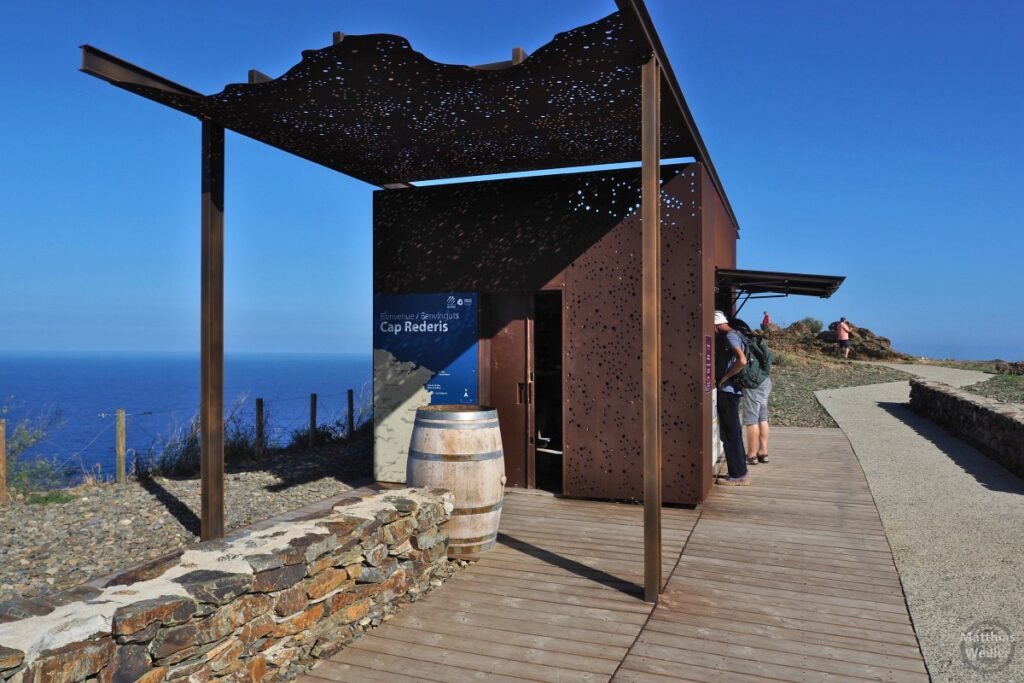 Weinverkaufsstand am Cap Cederis, Außenansicht mit Meerblick