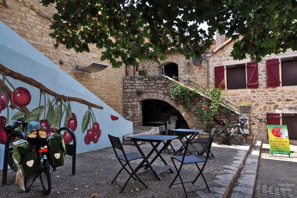 Außenansicht Maison de la Cerise in Paulhe, mit Reiserad, Bikepackingrad, Picknicktisch