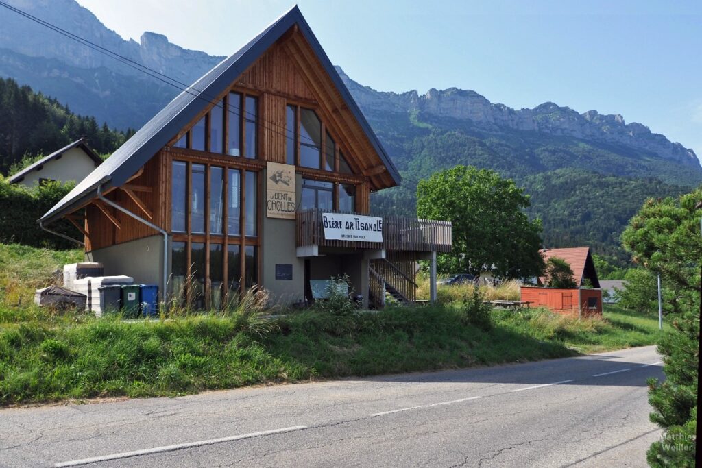 Kleine Brauerei in Spitzgiebelhaus vor Bergkulisse der Chartreuse "Dent de Crolles - Bière Artisanale"