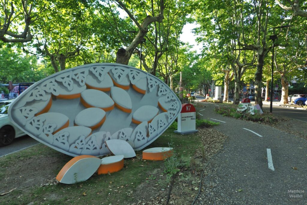 Skulptur der Calisson in Montélimar am Radweg