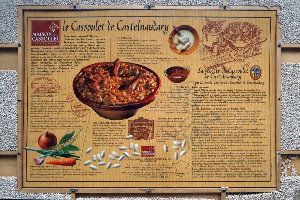 Geschichte und Rezept zum Cassoulet de Castelnaudary auf einem Plakat vom Maison de Casoulet in Carcassonne
