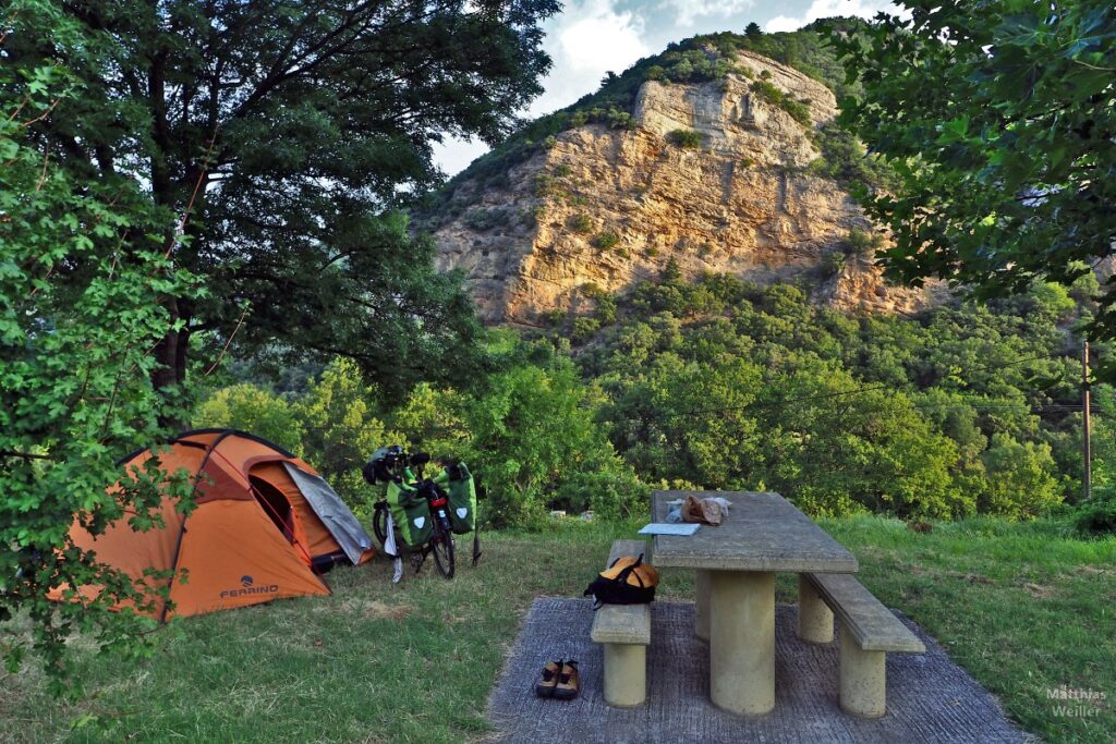 Altes Zelt mit Reiserad an Picknickplatz mit vor Felsen