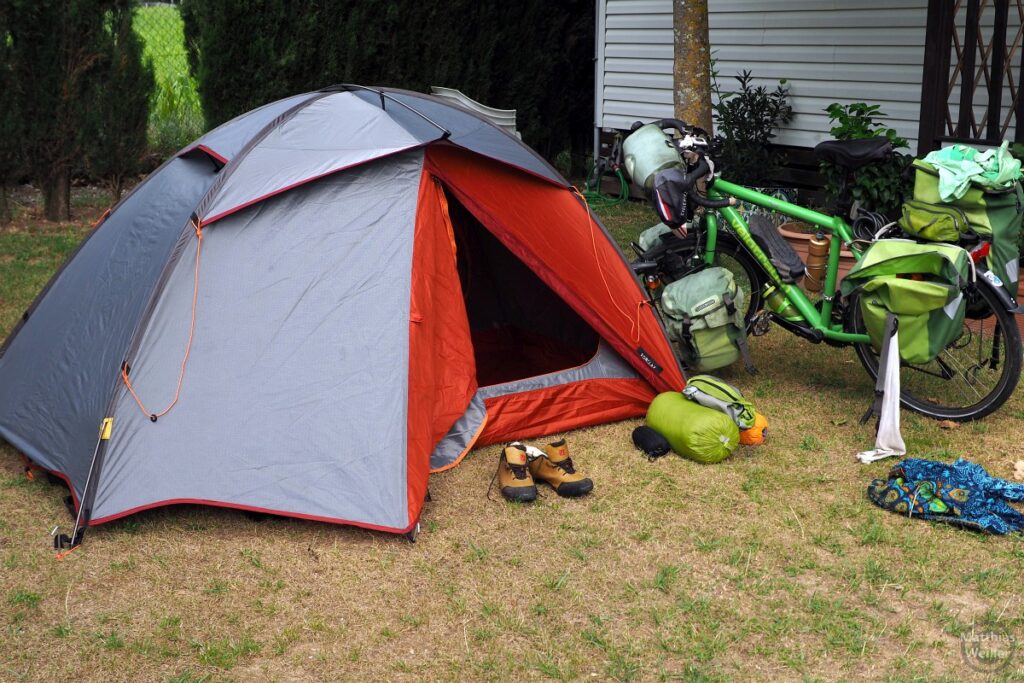 Neues Zelt silbergrau/orange mit Resierad und neuen Schuhen auf Campingplatz