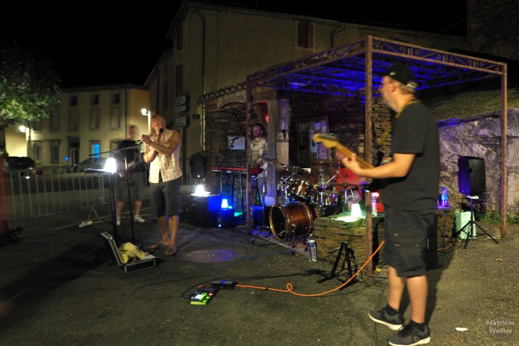 Rockband bei Dunkelheit auf dem Dorfplatz von Villardonnel