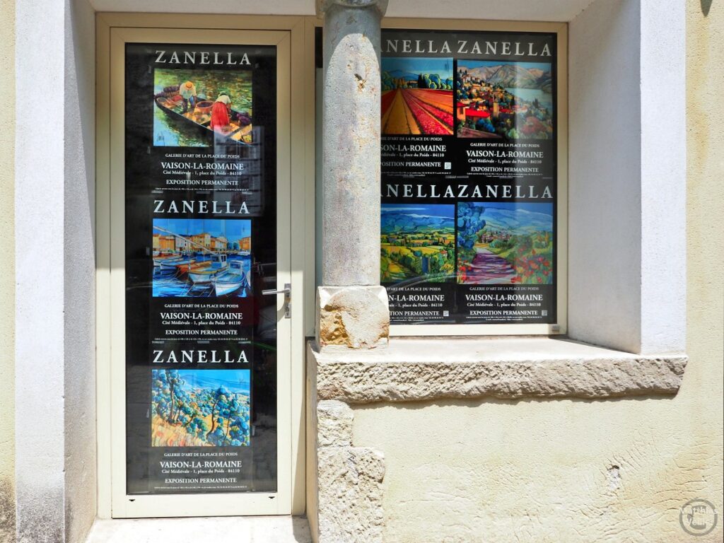 Tür und Fenster mit Plakate von Zanella-Bilder beklebt