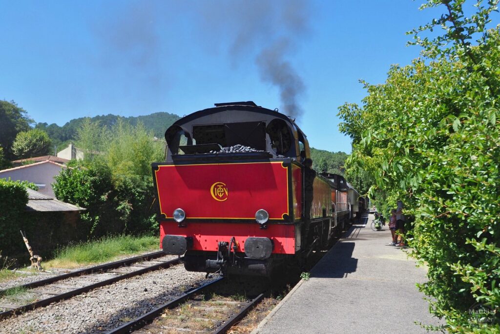 Dampflokomotive des Train à vapeur des Cévennes am Bahnsteig mit Rauch