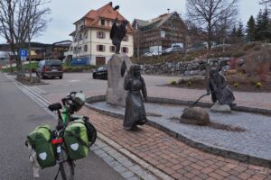 Narrenbrunnen in Schonach mit Reiserad