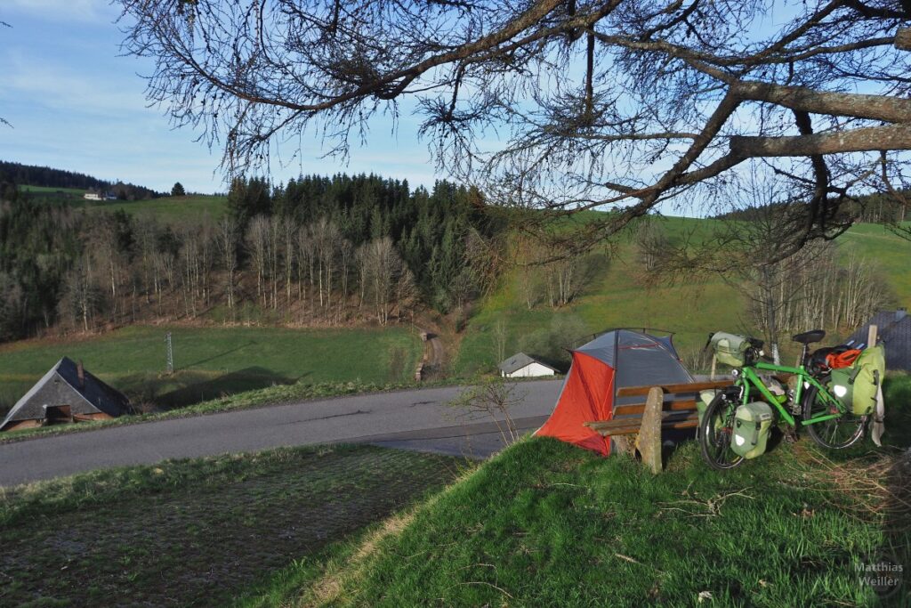 Ausblick von Bank mit Zelt und Reiserad in Schwarzwaldwiesen