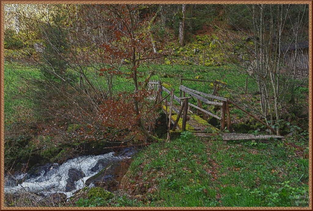 Stilisiertes Bild von verfallener Holzbrücke mit Bergbach