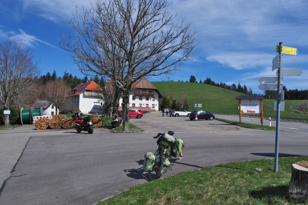 Neuhäusle mit Landgasthof und eiserad