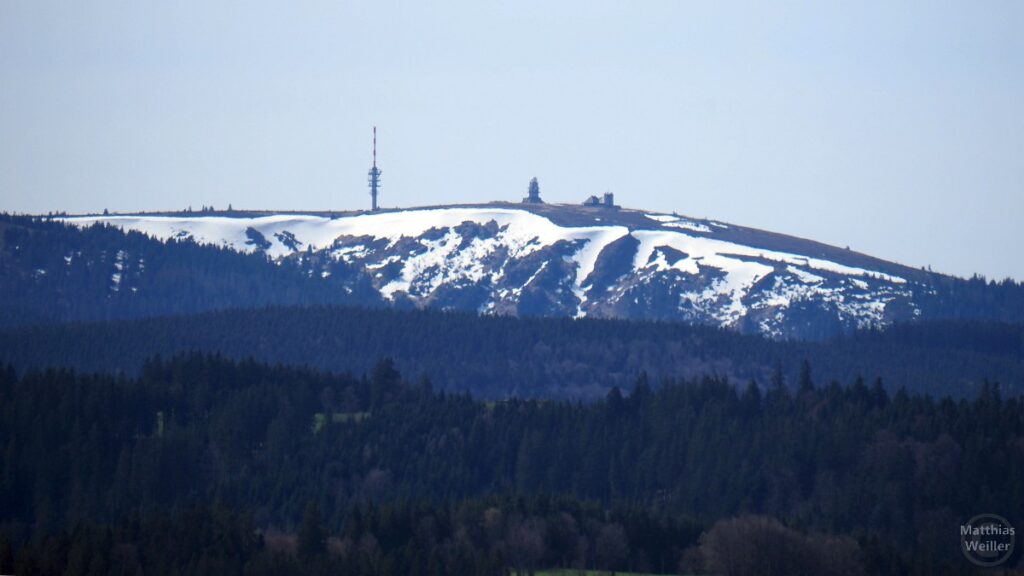 Telebild vom Feldberg mit Schneeresten am Nordhang