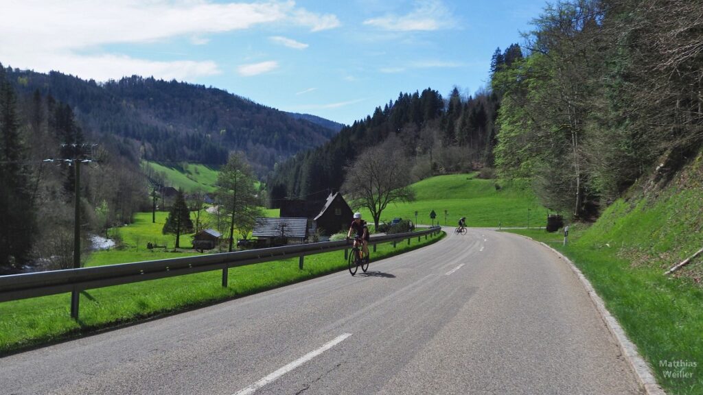 Szenerie im Wagensteinbachtal mit Rennradlern