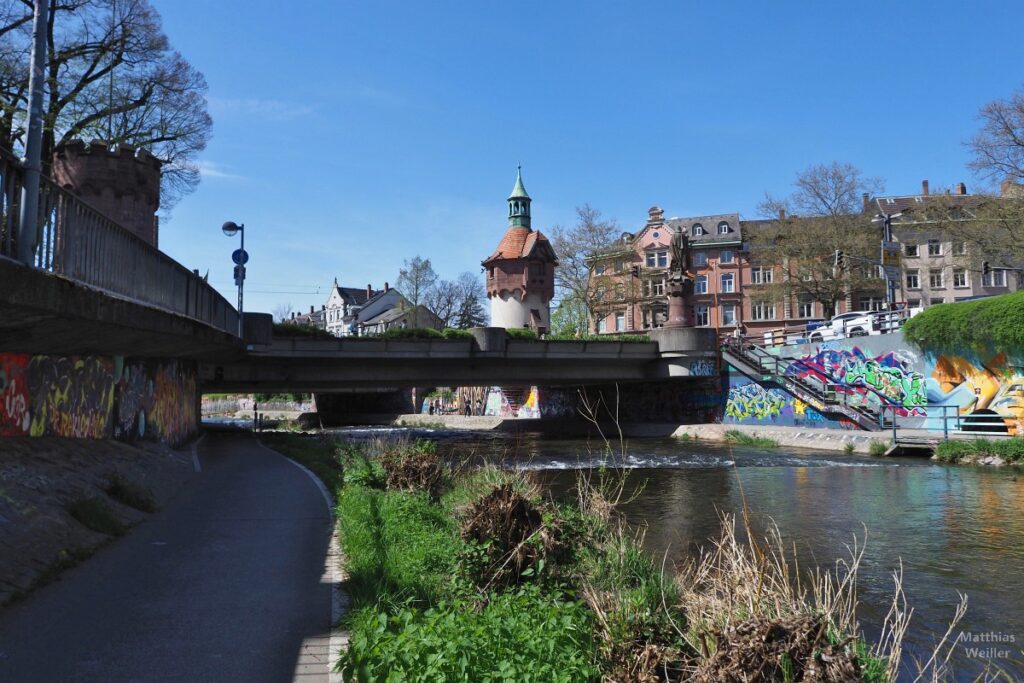 Dreisamradweg am Wasser mit Brücke und Rundturm