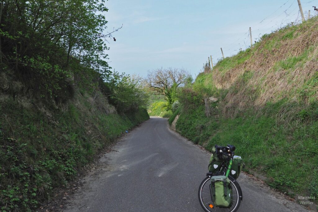 Hohlweg-Passage mit Reiserad