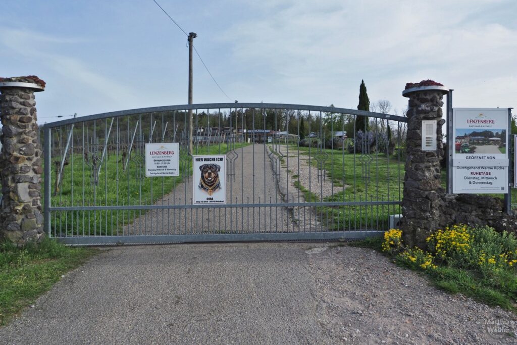 Eingangstor Lenzenberg mit Wachhundschild