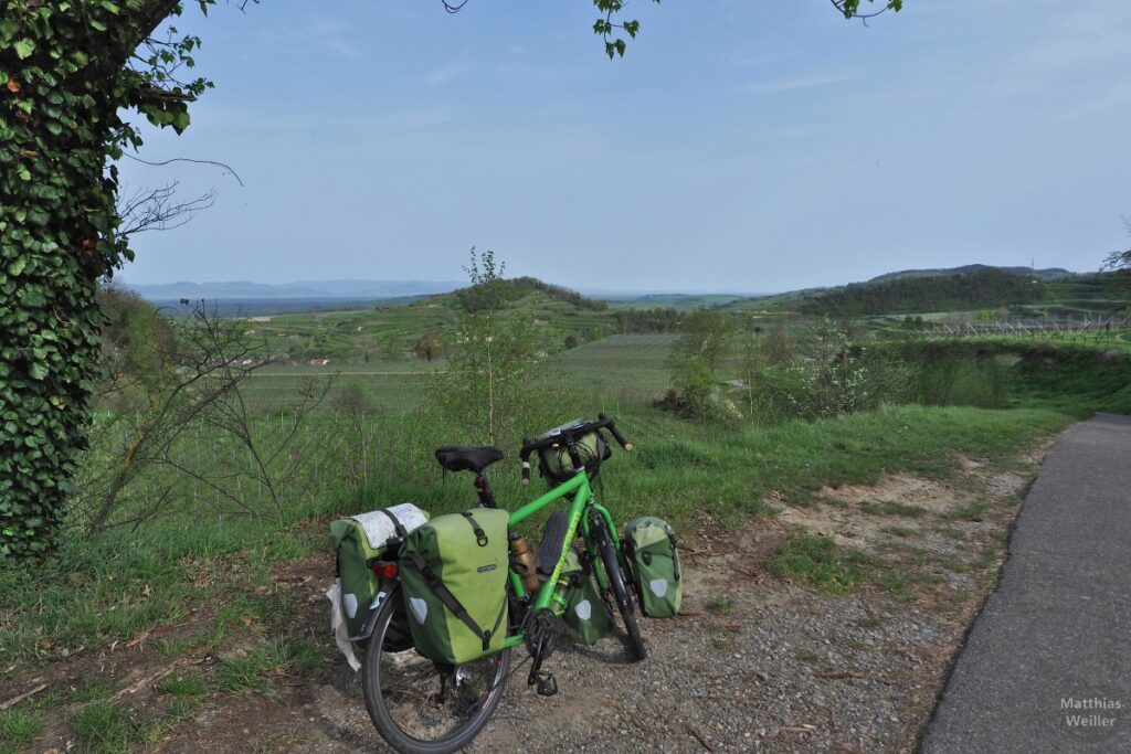 Aussicht auf Weinberge Achkarren vom Kreuzenbuckpass mit Reiserad