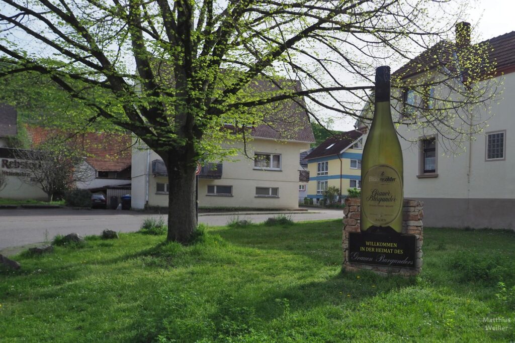 Stilisierte Weinflascheskulptur "Willkommen in der Heimat des Grauen Burgunders"