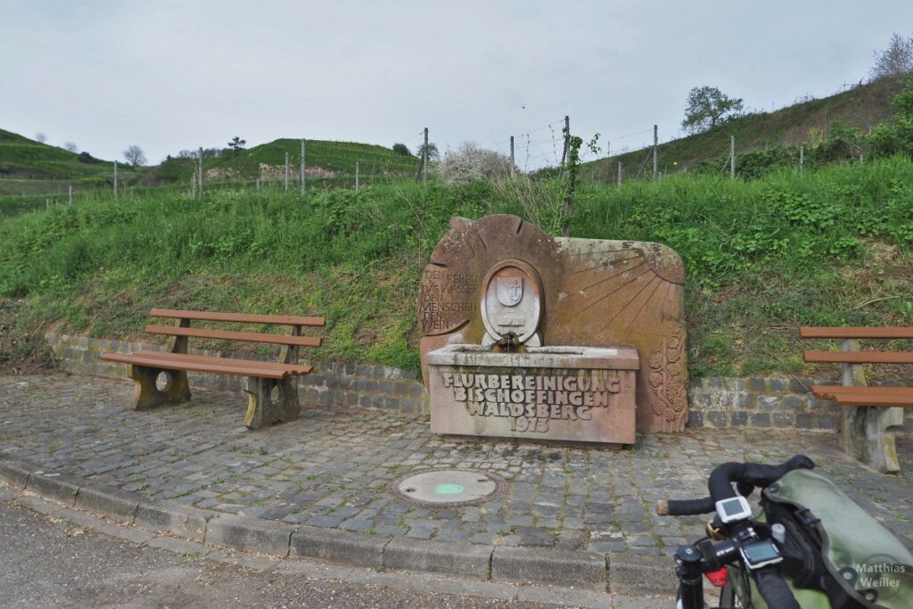 Steinbrunnen vor Weinberg Bischoffingen