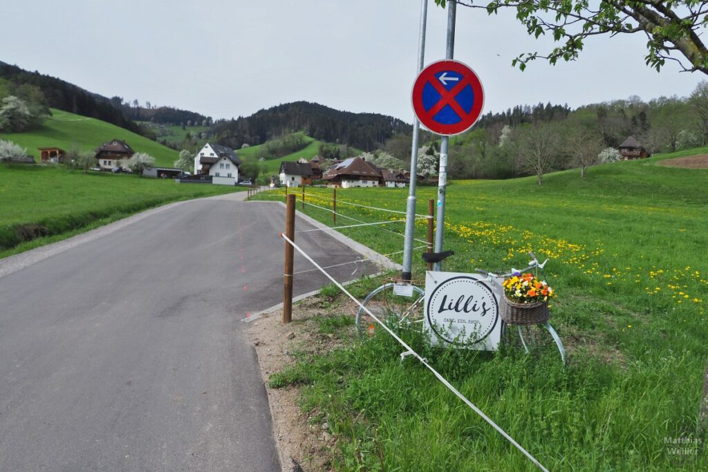 Schwarzwaldtal mit weißem Dekoblumenrad "Lilli's"