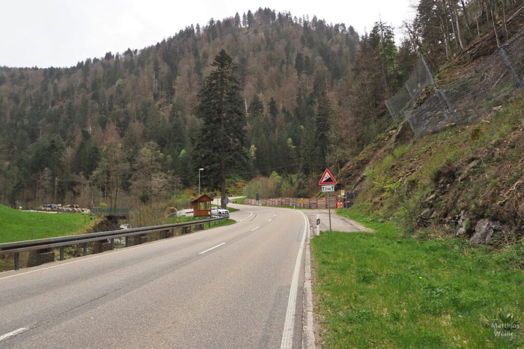 Notschrei-Straße mit Schild "14 %" Steigung