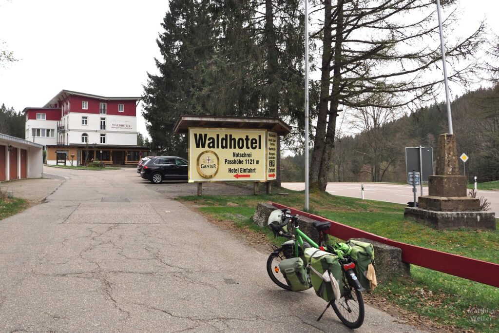 Passhöhe Notschrei mit Waldhotel und reiserad