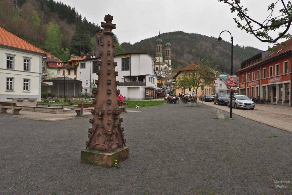 Platz in Todtnau mit Kathedrale und Kirchturmspitze im Vordergrund