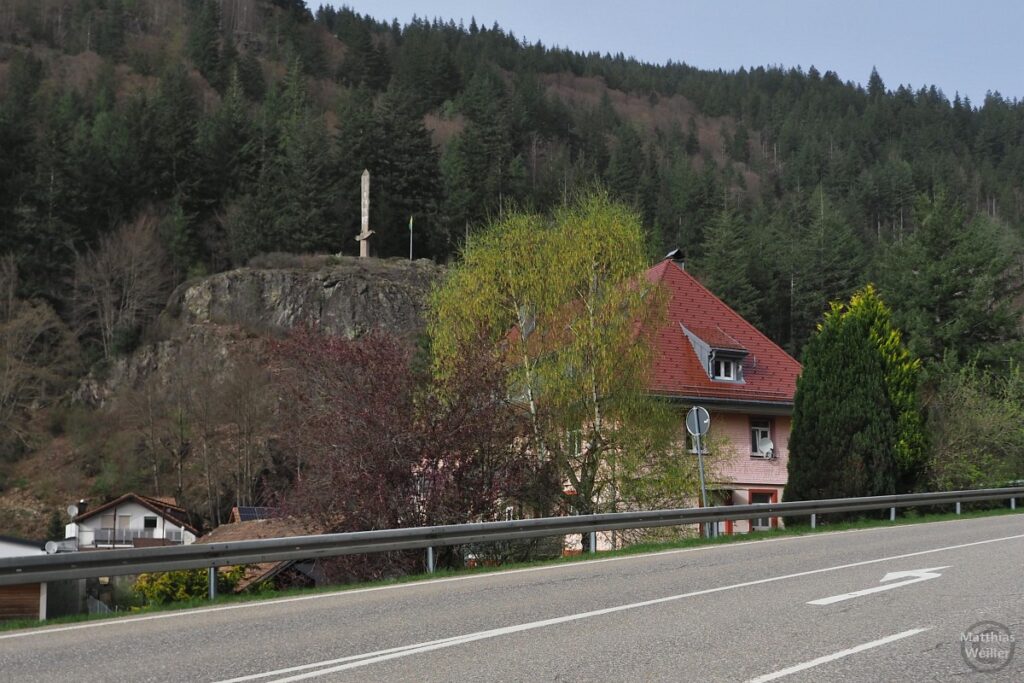 Todtnau-Ortsausgang mit Schwertskulptur