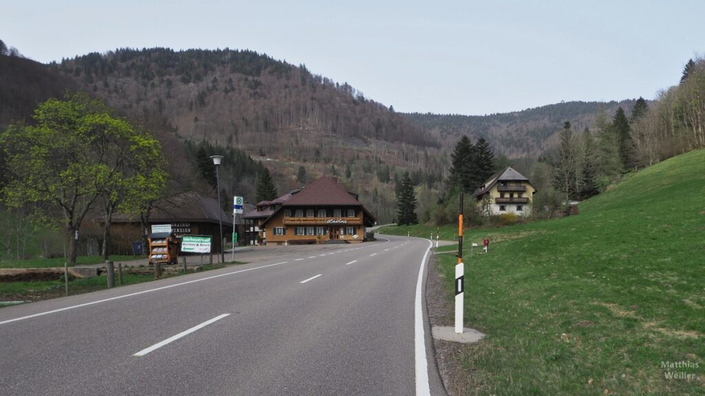 Feldbergpassstraße mit Weiler Fahl