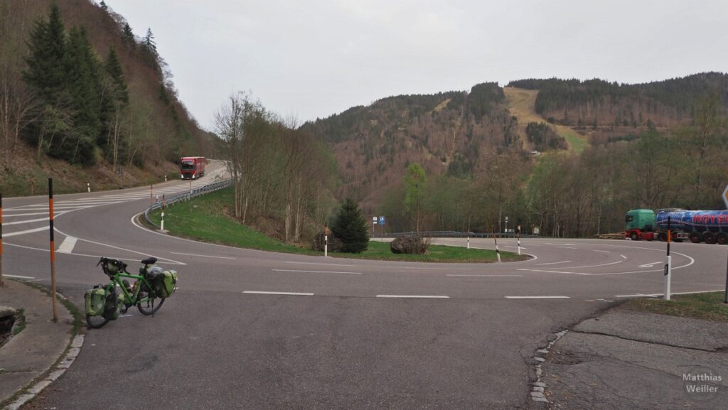 Spitzkehre an Feldbergpasstraße mit zwei LKW und reiserad