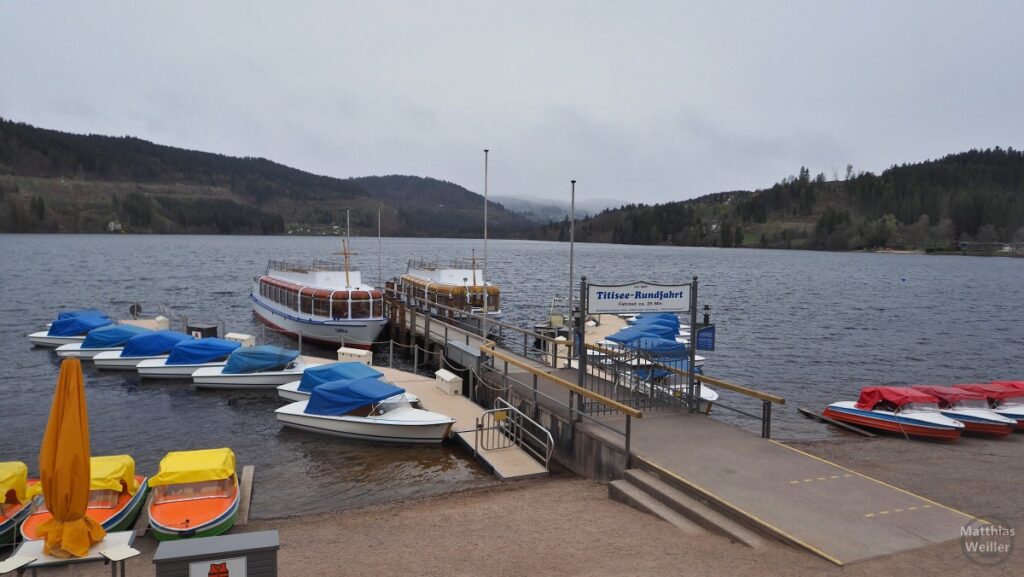 Titisee unter tiefen Wolken, mit Ausflugsschiffen