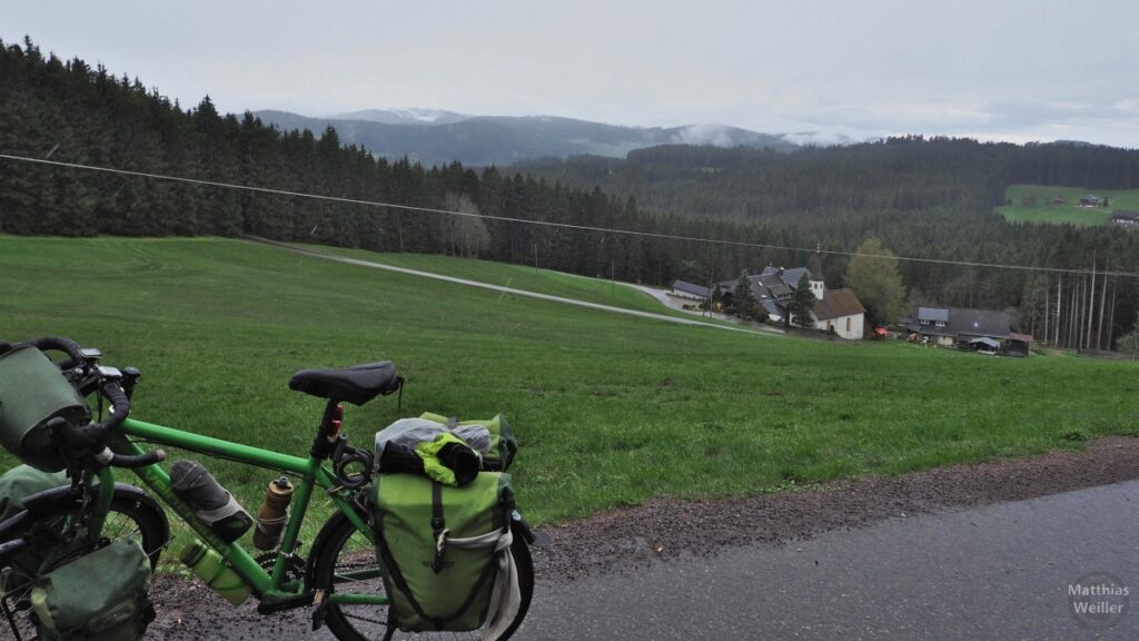 Blick auf Heiligenbrunn, mit Velo, tiefe Schneewolken