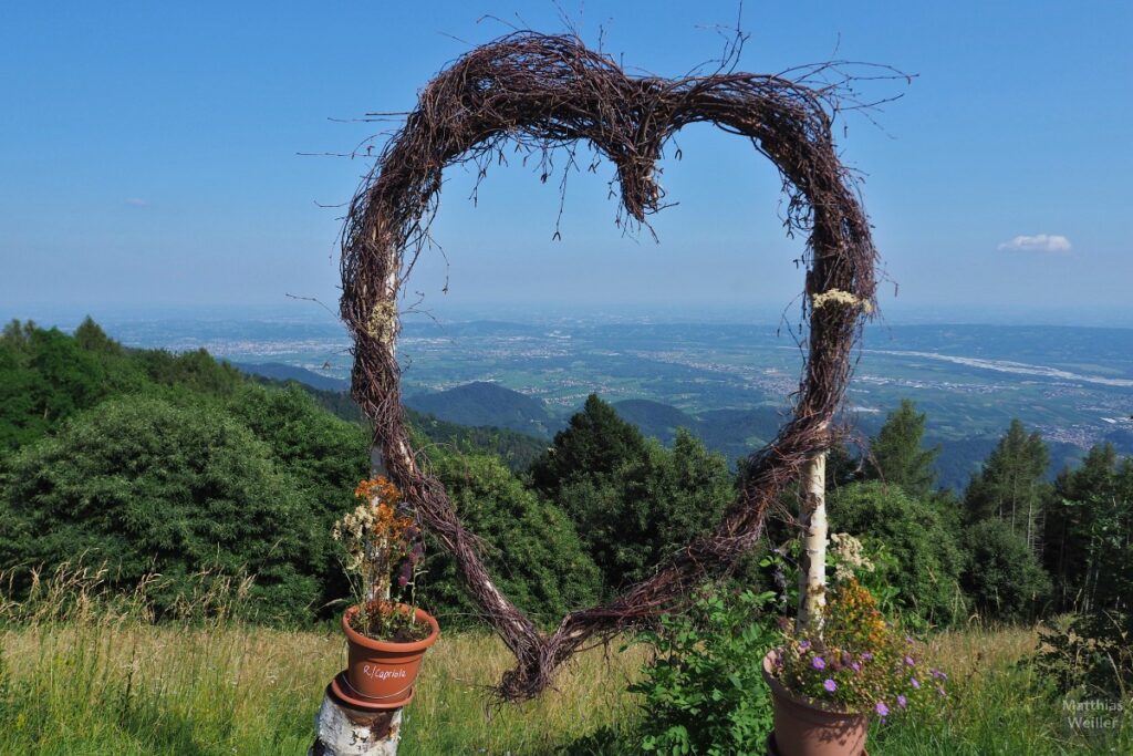 Blick auf Poebene und Prosecco-Hügel durch Astwerkherz