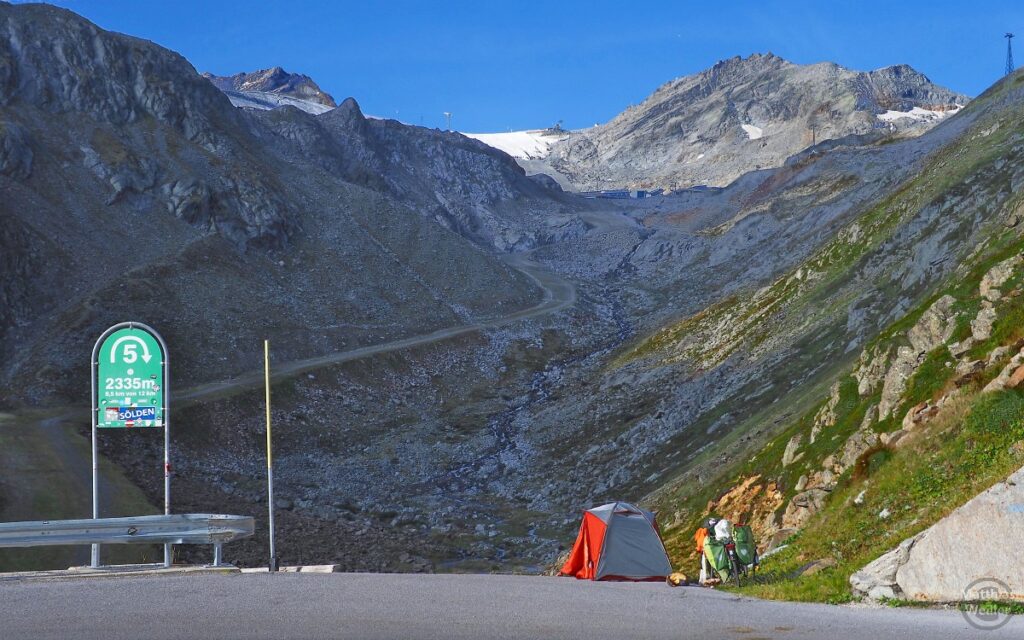 Kehre 5, 2335 m, Ötztaler Gletscherstraße, Gletscherblick mit Zelt und Velo in Kurve