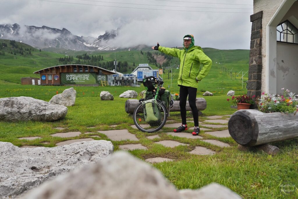 San Pellegrino Summtertime mit tiefen Wolken, Velo und Selbstporträt in Vollkältekleidung