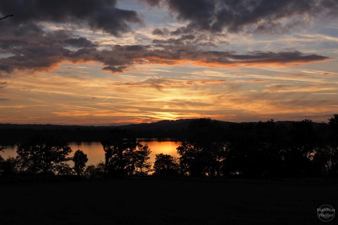 Sonnenuntergang mit Wolkenbildern am Staffelsee