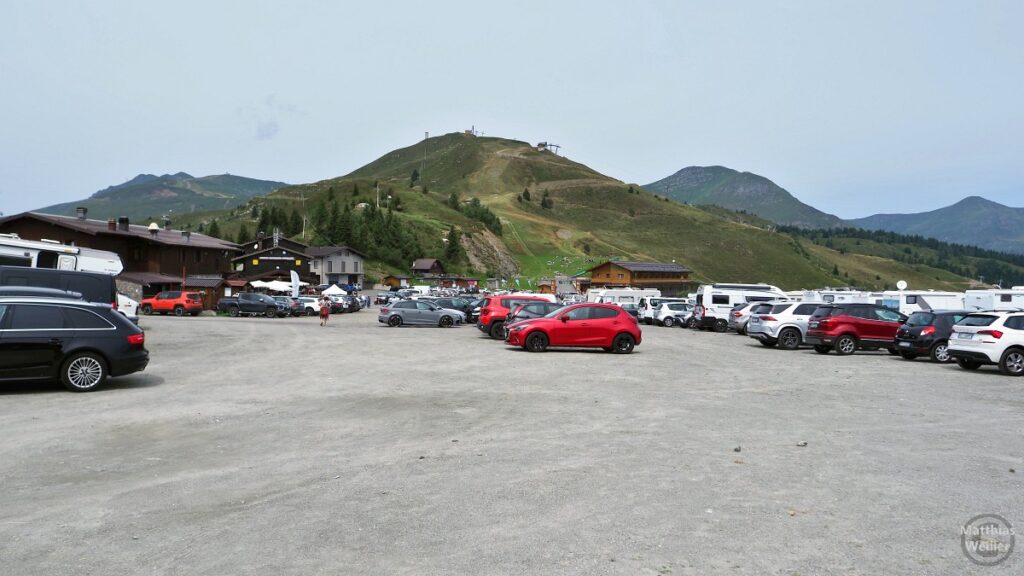 Voller Parkplatz am Passo Maniva