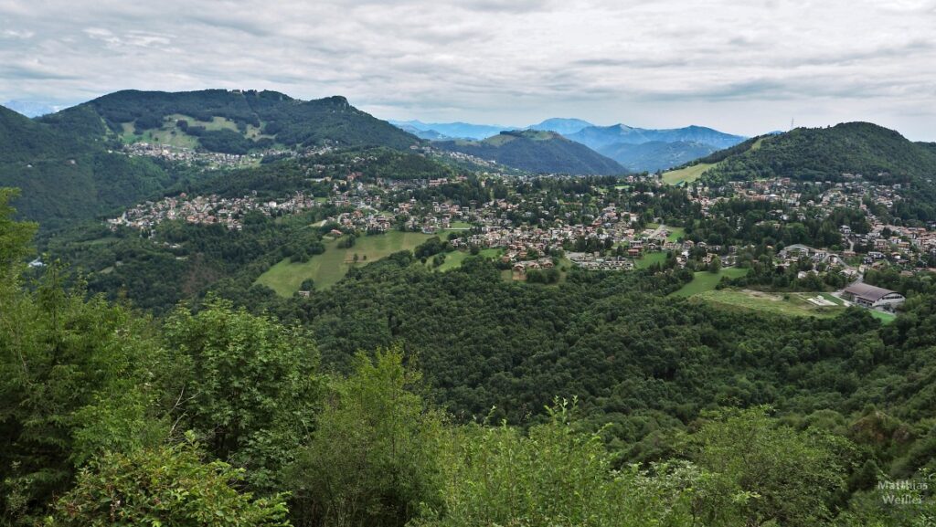 Besiedelte Hügel: Panorama auf Selvino