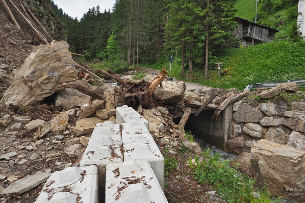 Durch Murenabgang zerstörte Brücke