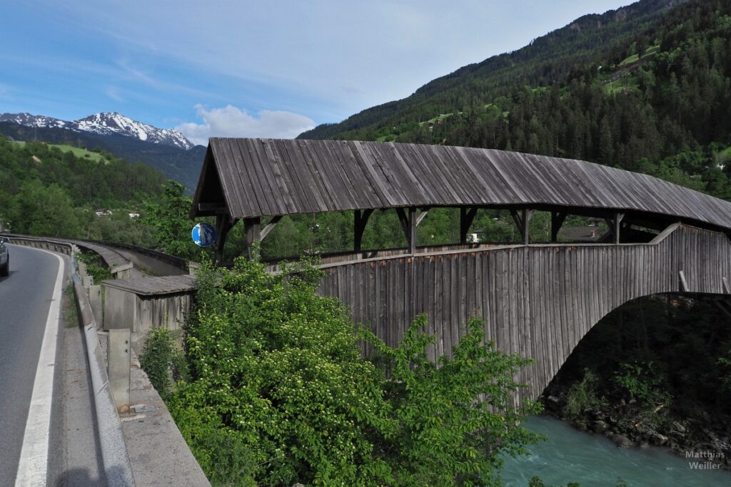 Überdachte Holzbrücke über den Inn