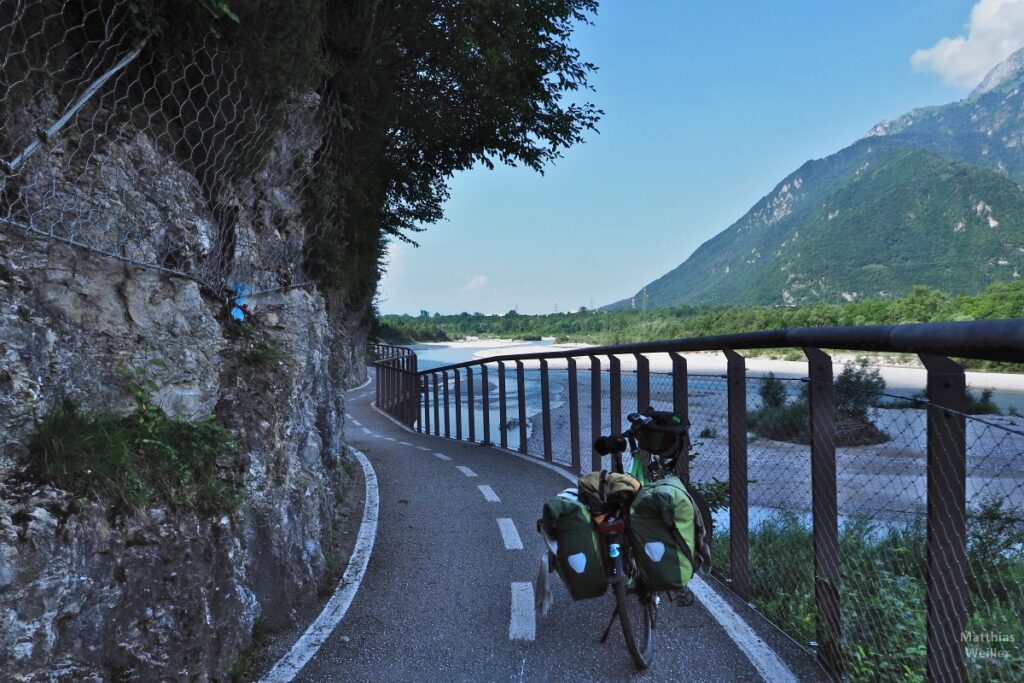 Radweg zwischen Fels und Fluss, mit Velo