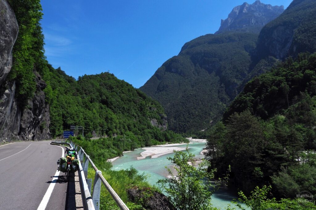 Piave türkisfarben mit Straße und Berg