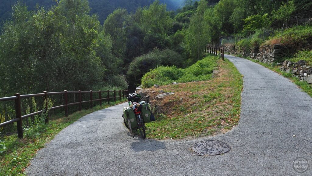 Spitzkehre mit Velo/Sentiero Rusca