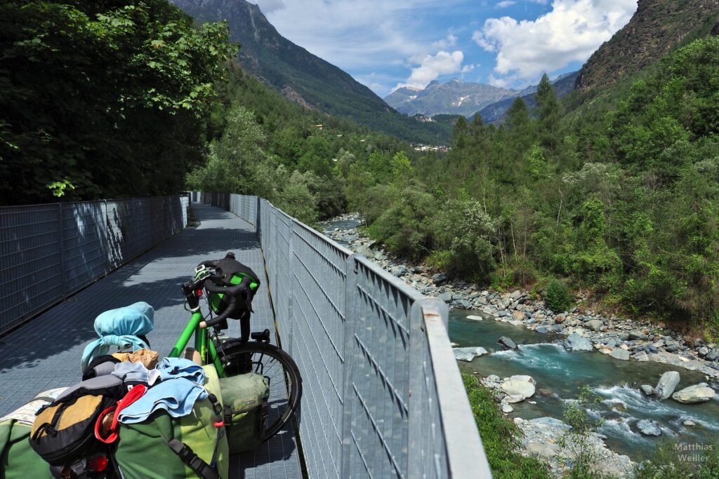 Radweg im Valmalenco über Fluss