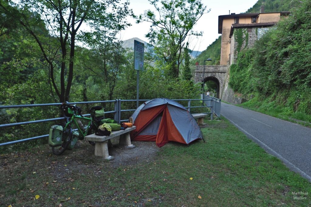 Zelt und Velo am Radweg Valle Brembana