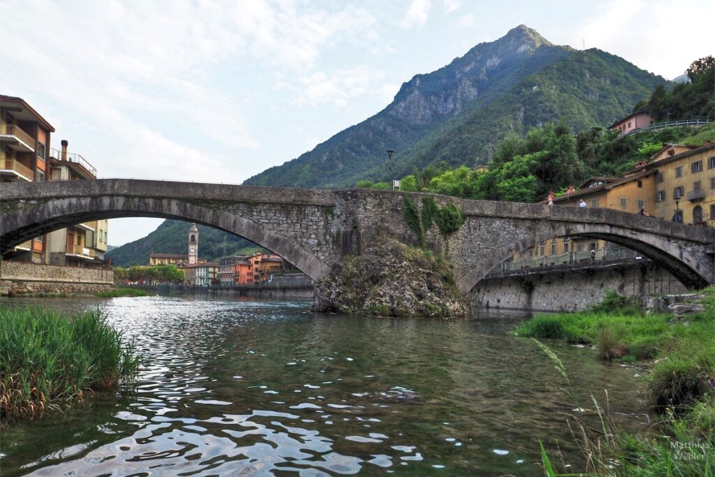 San Pellegrino mit Doppelbogenstienbrücke davor