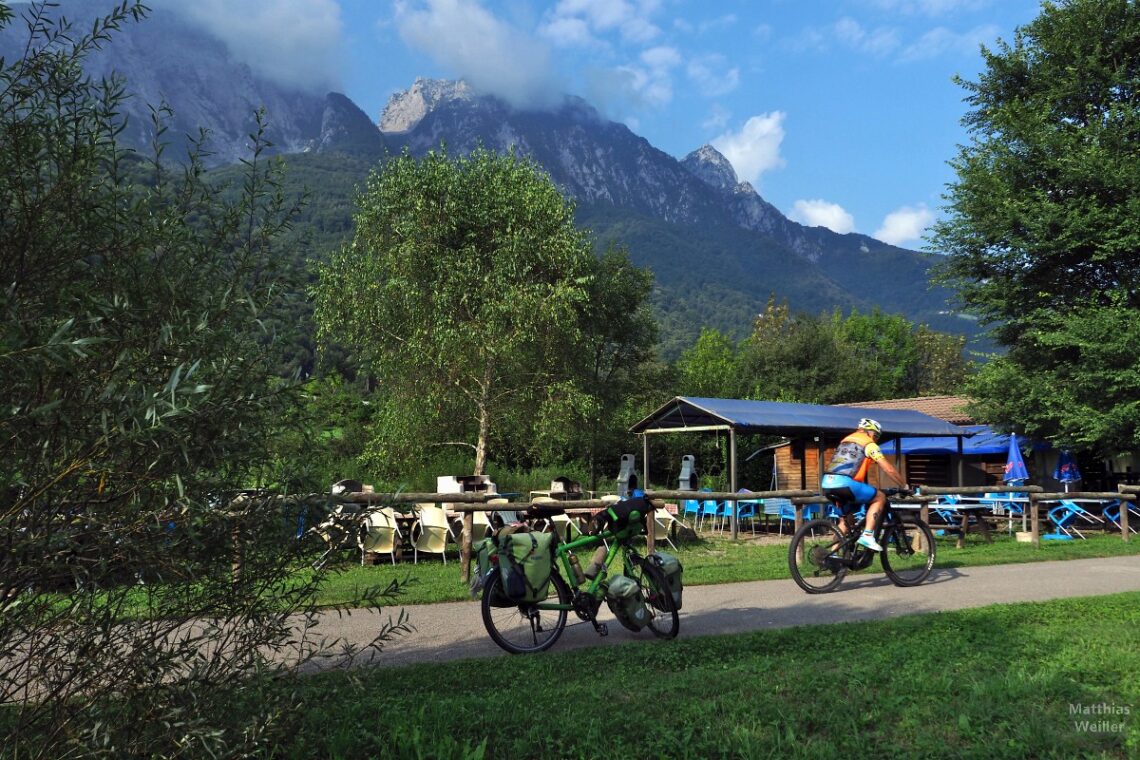 Valsassina-Radweg mit Bergkulisse und Velo plus Radler