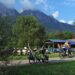 Valsassina-Radweg mit Bergkulisse und Velo plus Radler