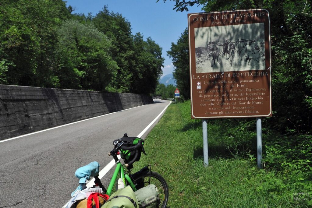 Straße mit Schild "La Strada di Bottecchia"